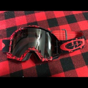 Oakley googles. Only been worn a few times. Comes with Oakley black case